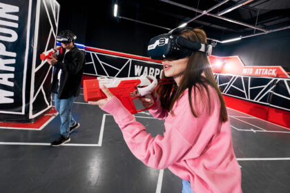 В Санкт-Петербурге есть место, где реальность и виртуальность сливаются воедино. Это WARPOINT — VR-арена, созданная для тех, кто готов принять вызов и окунуться в мир виртуального шутера. Здесь можно забыть обо всём на свете и полностью погрузиться в игру.