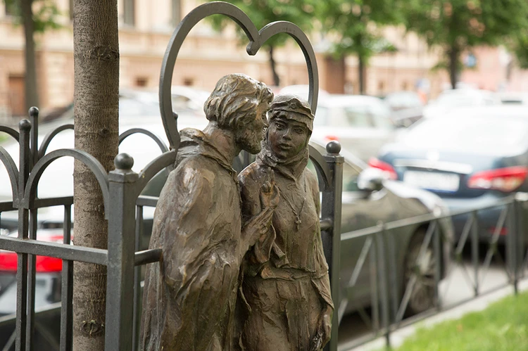 В На «Чернышевской» появилась новая скульптура — «Святые благоверные Петр и Феврония Муромские». Традиционно горожане тут же окрестили милую пару влюбленных, как скульптуру, исполняющую желания, касающиеся любви.