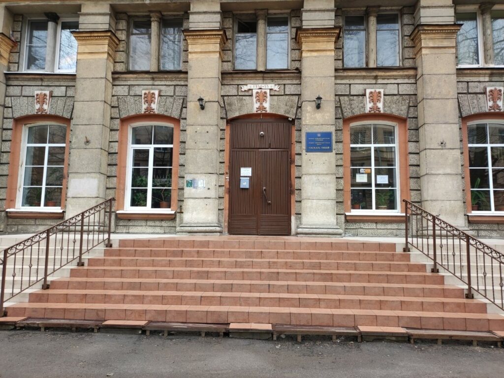 Историческое здание частной школы Паскаль Лицей в Выборгском районе