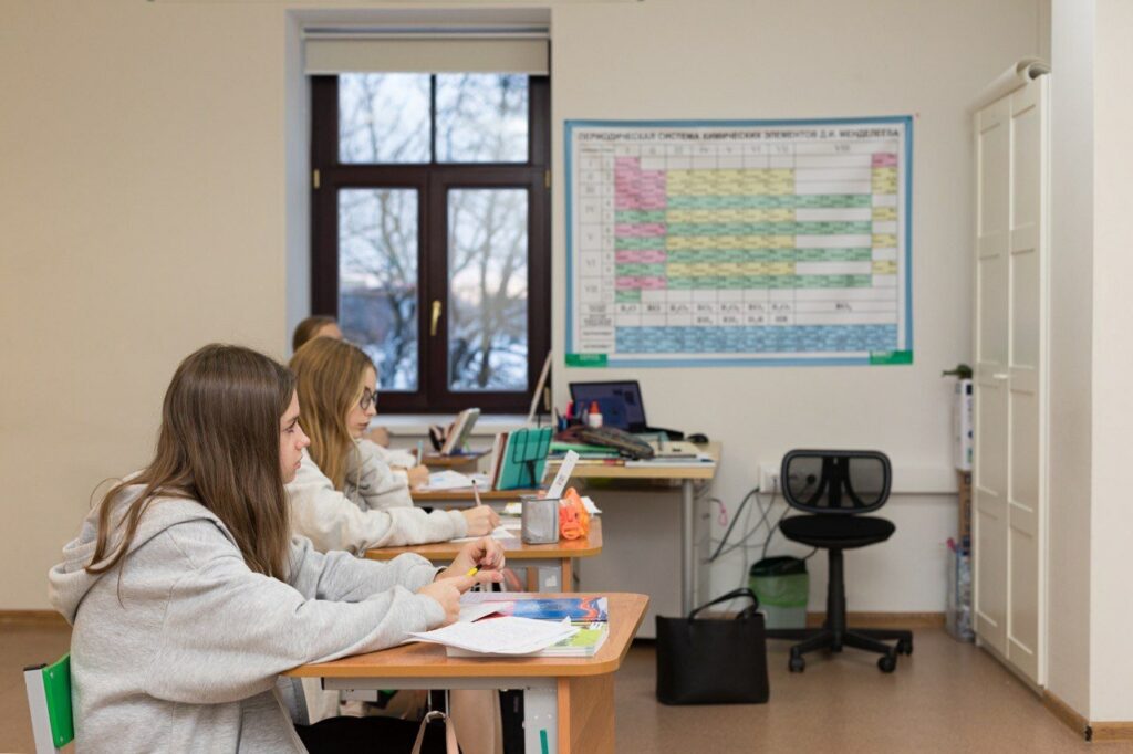 Современный класс в частной школе Академия в Петроградском районе
