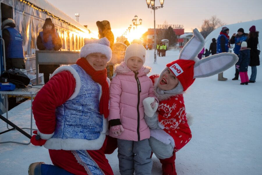 Новогодний поезд Деда Мороза, мастер-классы по катанию на коньках, погружение в виртуальную реальность и множество необычных представлений - это и многое другое вы найдёте в нашей подборке мероприятий, на которых можно отлично провести новогодние каникулы вместе с ребёнком. Все места прекрасно подходят для детей разных возрастов, но и взрослым будет далеко не скучно погрузиться в атмосферу новогоднего праздника и порадовать своего внутреннего ребёнка.