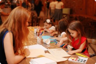 Начиная с трех лет, ребенок может рисовать не только дома на обоях, но и профессионально развивать моторику рук через рисование, лепку и аппликации. А с возрастом можно начать изучать техники написания картин, тем самым развивая фантазию и пространственное мышление. Возможно, в вашем ребенке скрыт талант дизайнера, и студия живописи ZuART поможет его раскрыть.