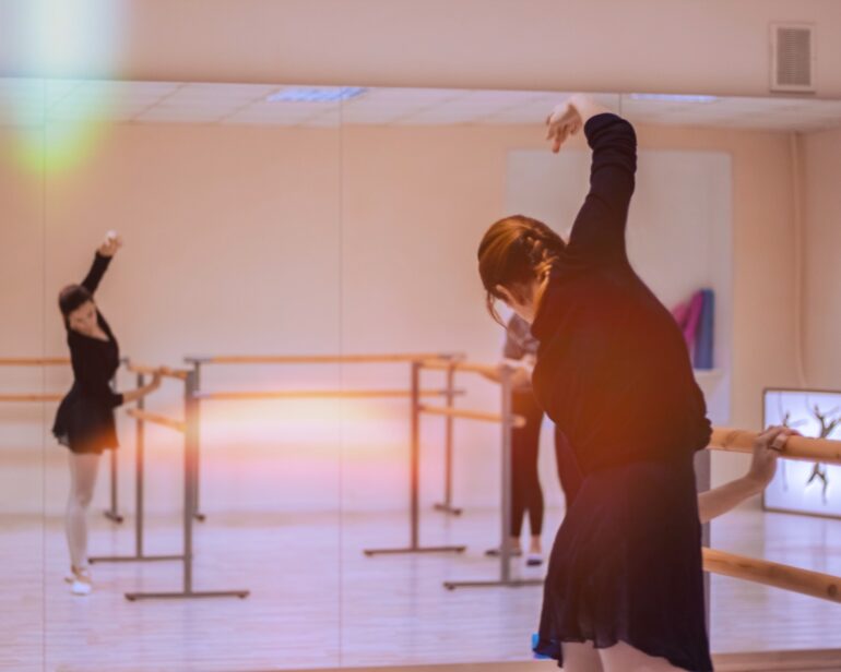 В центре Петербурга есть балетная студия, где обучают и взрослых и детей выпускники АРБ им. Вагановой. Причем детей принимают с 4 лет, а взрослых до 90 лет включительно. Так что если вы давно хотели встать на носочки как балерина или видите задатки танцора в своем ребенке - путь вам в студию хореографии «Балет на Фонтанке».