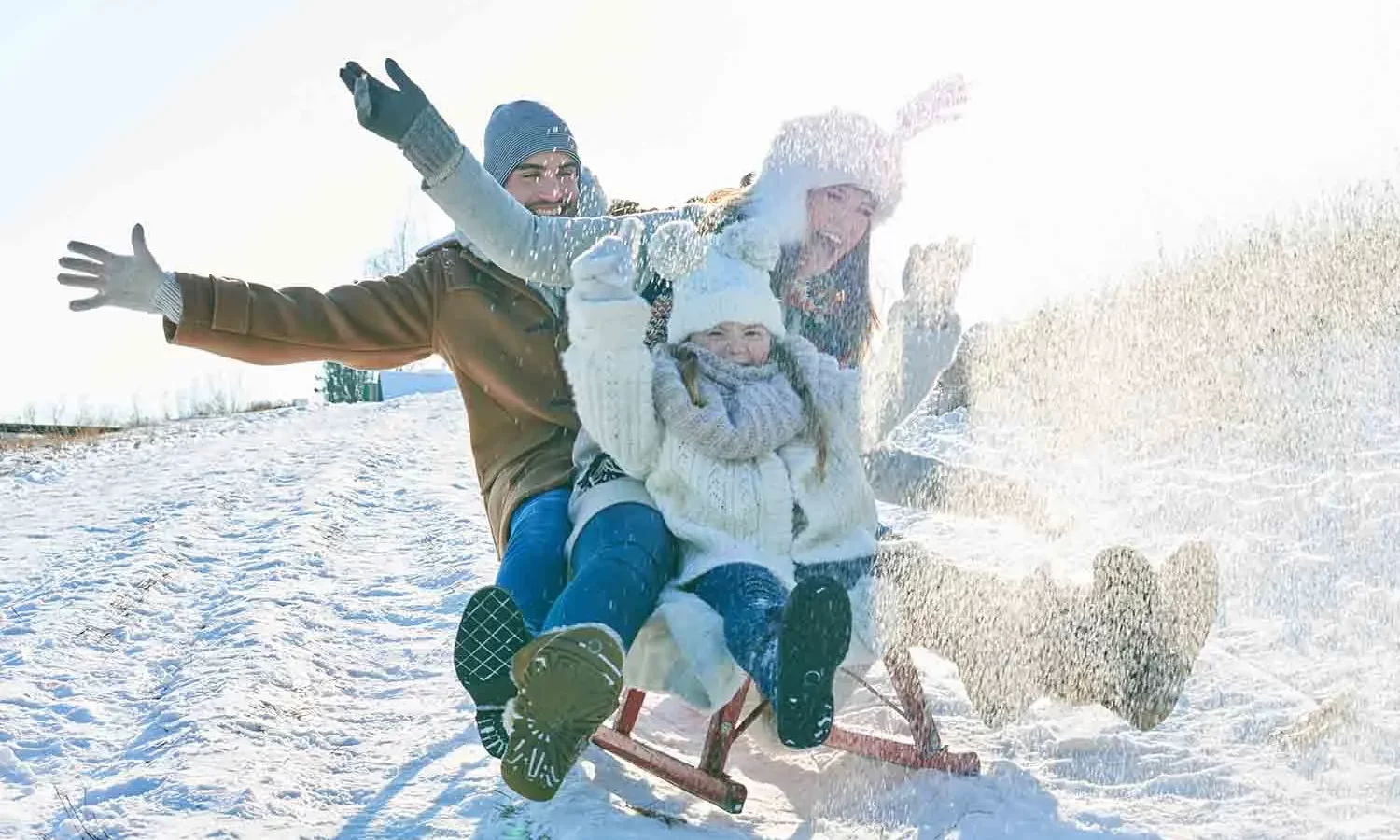 С началом нового года в Петербург пришла зима.  Питер Online рассказывает, в каких парках города можно вдоволь наиграться в снежки, накататься с горок на ватрушках, рассекать лед на коньках, накормить белок, полюбоваться снежной природой, а потом отдохнуть в приятном кафе: