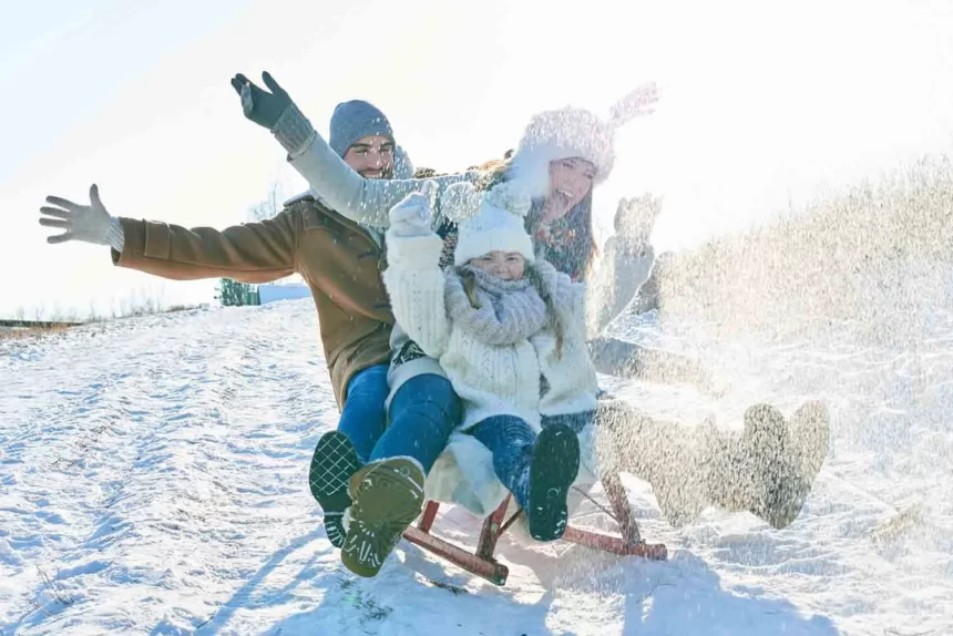 С началом нового года в Петербург пришла зима.  Питер Online рассказывает, в каких парках города можно вдоволь наиграться в снежки, накататься с горок на ватрушках, рассекать лед на коньках, накормить белок, полюбоваться снежной природой, а потом отдохнуть в приятном кафе: