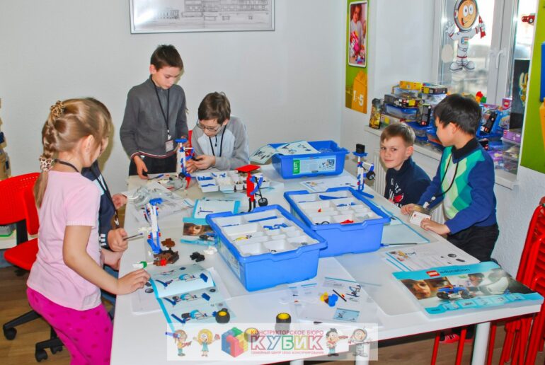 "Ученики собирают робота из Lego на курсе Кубик"
