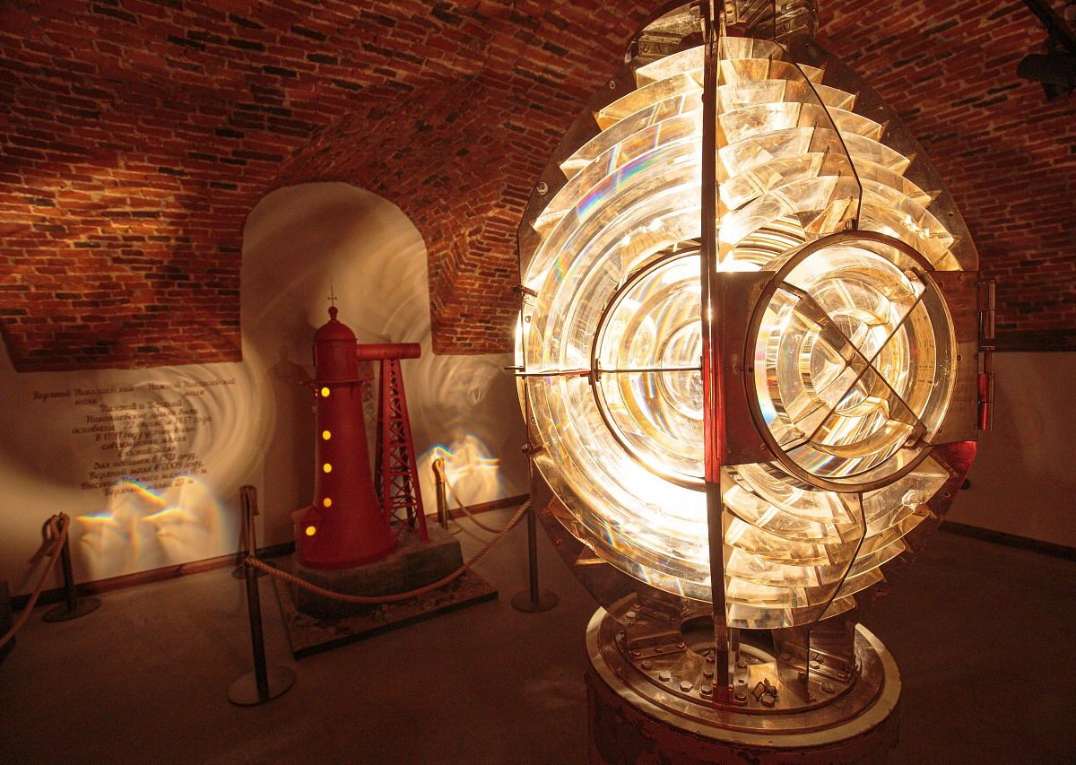 В Кронштадте в казармах форта «Константин» открылся Музей маяков. Здесь  представлены модели маяков, гигантские линзы и технические приборы, связанные с работой путеводных звёзд моряков.