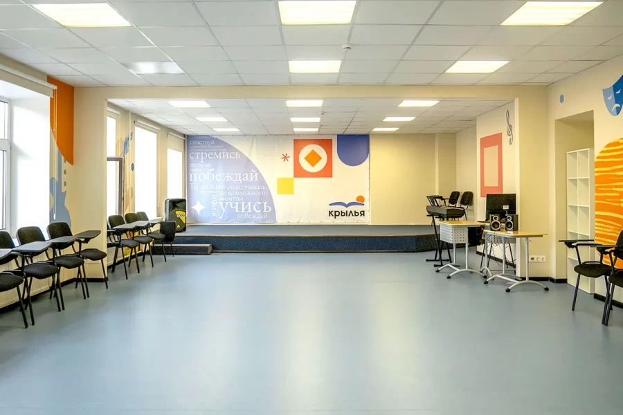 Интерьер учебного класса частной школы КРЫЛЬЯ в Петербурге