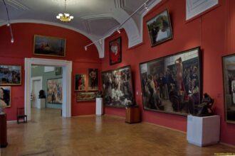 Туристы и местные жители часто ограничиваются самыми популярными петербургскими художественными музеями — Эрмитажем и Русским. Но в городе есть десятки других интересных галерей. Питер Online делится местами, где собраны впечатляющие коллекции и проходят крутые выставки современного искусства.