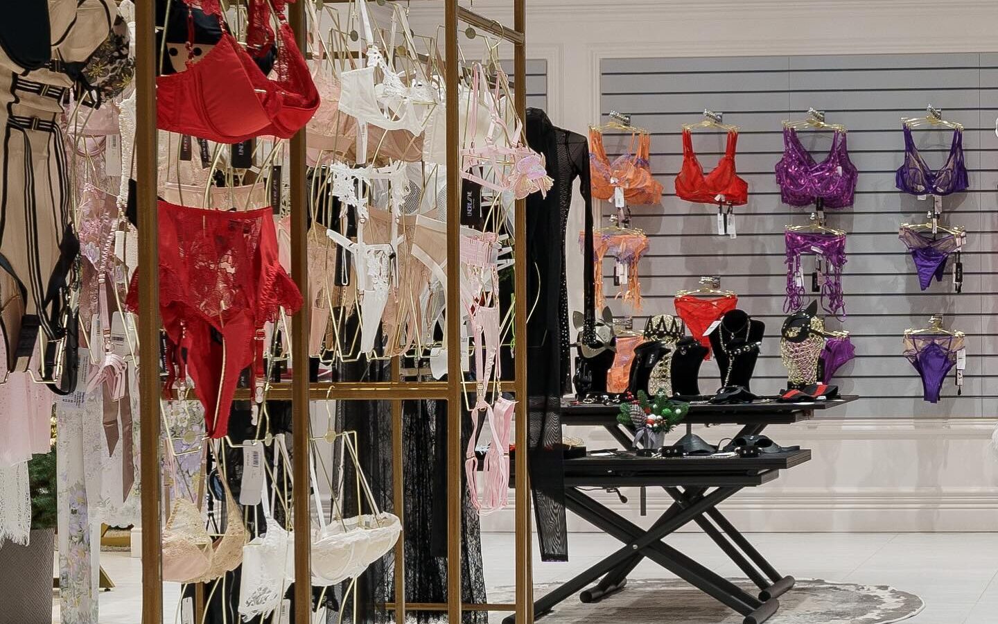 В городе на Неве в конце 2023 года открылся UndressMe – первый бутик сексуального белья для взрослых женщин. Здесь представлено более 130 эксклюзивных комплектов от известных брендов с размерным рядом от 70A до 95GG.