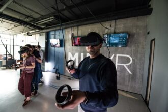 Что получится, если раздать друзьям VR-шлемы и отправиться вместе с ними в космос, джунгли, затерянный город или на скоростные трассы? Правильный ответ — современный способ повеселиться и отпраздновать День Рождения. Клуб виртуальной реальности MIR VR — это место, где гости собираются в просторном зале перед экранами, надевают VR-прибамбасы и отправляются в увлекательные игры.