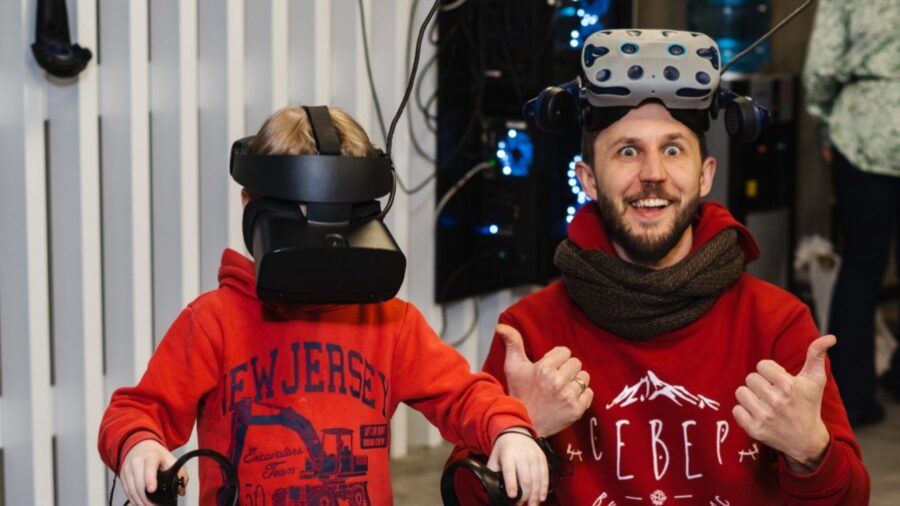 Что получится, если раздать друзьям VR-шлемы и отправиться вместе с ними в космос, джунгли, затерянный город или на скоростные трассы? Правильный ответ — современный способ повеселиться и отпраздновать День Рождения. Клуб виртуальной реальности MIR VR — это место, где гости собираются в просторном зале перед экранами, надевают VR-прибамбасы и отправляются в увлекательные игры.