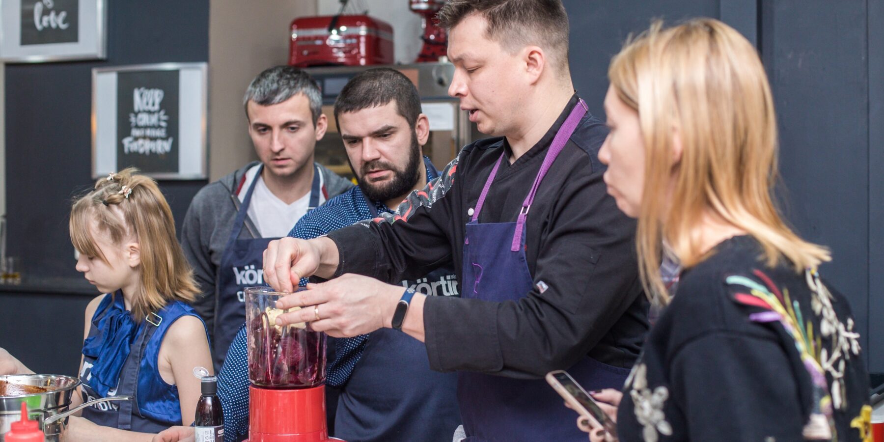 Чтобы готовить кулинарные шедевры, нужно познать азы и тонкости поварского мастерства. Для этого можно записаться на кулинарные курсы и мастер-классы, в обилии представленных в Санкт-Петербурге. Питер Online собрал для вас 15 кулинарных школ, студий и курсов, на которых вы не только научитесь профессионально готовить, но и отлично проведете время.