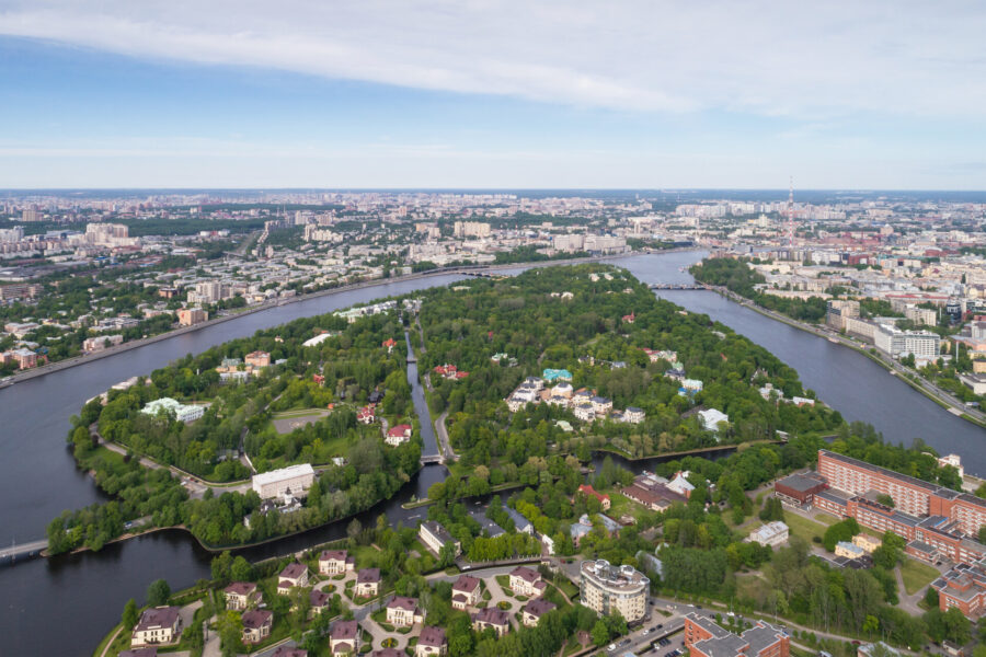 Острова Санкт-Петербурга занимают около 80 квадратных километров и делятся на две категории: естественные и искусственные. К первой группе относятся Васильевский, Петроградский, Крестовский и другие острова, образованные многочисленными рукавами Невы. Вторая группа включает искусственные острова, чье количество со временем меняется из-за засыпки протоков и прокладки новых каналов.