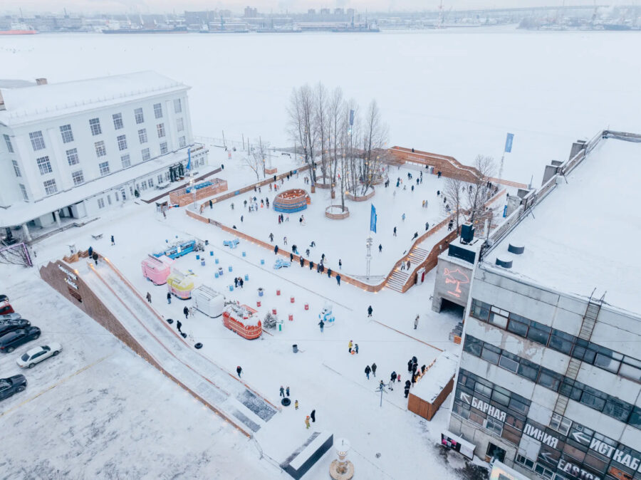 Новогодний поезд Деда Мороза, мастер-классы по катанию на коньках, погружение в виртуальную реальность и множество необычных представлений - это и многое другое вы найдёте в нашей подборке мероприятий, на которых можно отлично провести новогодние каникулы вместе с ребёнком. Все места прекрасно подходят для детей разных возрастов, но и взрослым будет далеко не скучно погрузиться в атмосферу новогоднего праздника и порадовать своего внутреннего ребёнка.